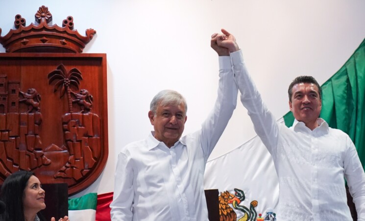 Asiste presidente López Obrador a toma de protesta de gobernador de Chiapas, Rutilio Escandón