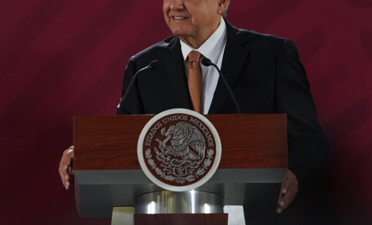 Reducción salarial de alta burocracia, asunto de principios y respeto a la Constitución: presidente López Obrador