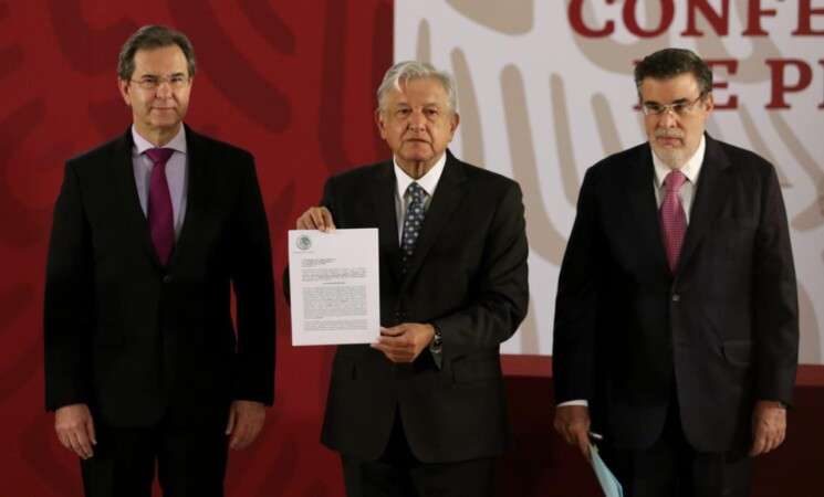 Firma presidente iniciativa para cancelar reforma educativa