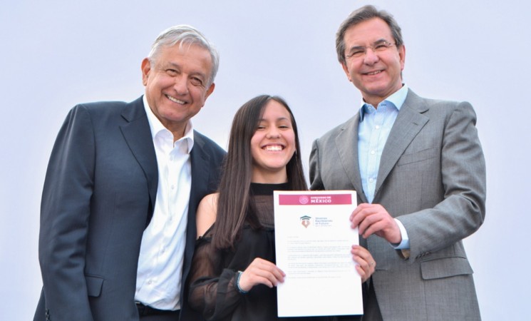 En Plaza de las Tres Culturas, presidente entrega becas y garantiza acceso a la educación