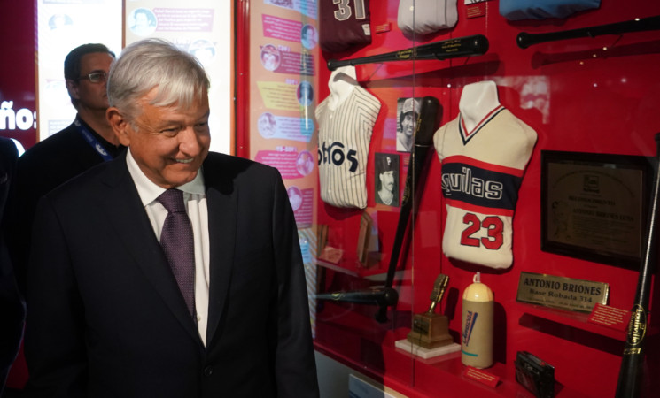 En inauguración del Salón de la Fama, presidente reafirma fomento al béisbol