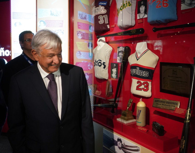 En inauguración del Salón de la Fama, presidente reafirma fomento al béisbol