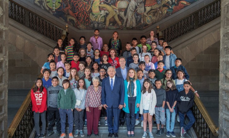 Visita estudiantes a Palacio Nacional