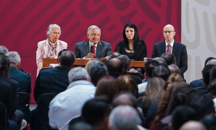 Presidente sostiene reunión con delegados y Gabinete