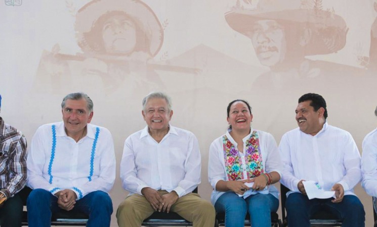 Presidente entrega apoyos de ‘Sembrando Vida’ en Balancán, Tabasco