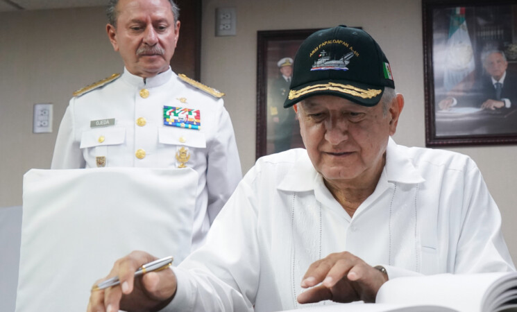 Con mensaje de paz y fraternidad conmemora presidente Día de la Marina en Veracruz