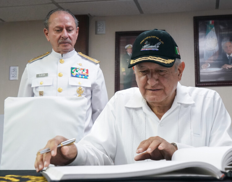 Con mensaje de paz y fraternidad conmemora presidente Día de la Marina en Veracruz