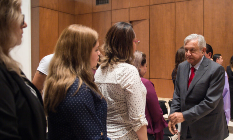 Presidente se reúne con madres y padres de Guardería ABC