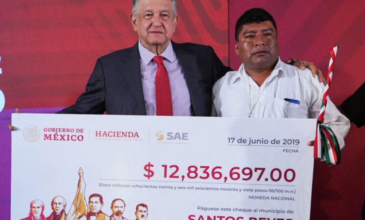 Presidente entrega más de 25 millones a comunidades pobres de Oaxaca; recursos provienen de subasta de autos