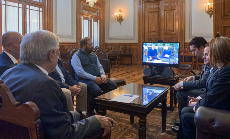 Presidente plantea meta de conectividad a fundador de Facebook en videollamada