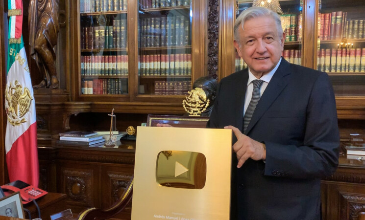 Por superar el millón de suscriptores, presidente recibe ‘Botón de Oro’ de YouTube