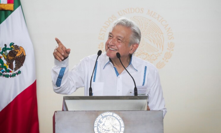 En Yucatán, presidente entrega apoyos para el bienestar; anuncia nueva planta eléctrica y beneficios del Tren Maya