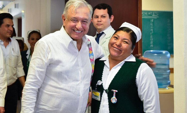 Recibirán universidades más presupuesto para formar médicos, anuncia presidente