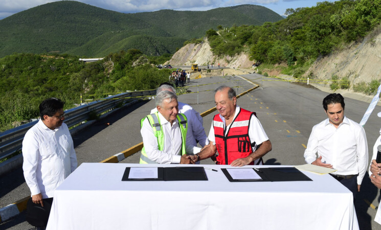 Avanza construcción de carretera hacia Tehuantepec