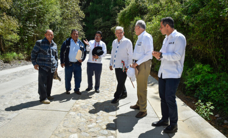 Presidente supervisa caminos pavimentados por comunidades de usos y costumbres de Oaxaca