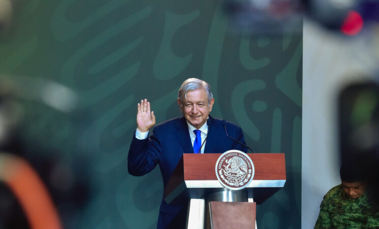 Presidente anuncia becas para deportistas; celebra medallas de México en Panamericanos