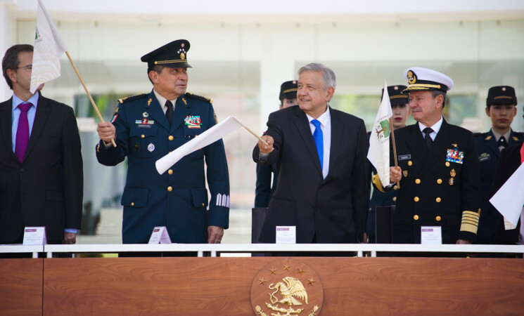 Presidente da salida a aeronaves militares que llevarán libros de texto al norte del país