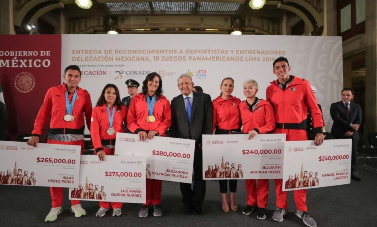 Presidente reconoce a deportistas; "no queremos colgarnos medallas por esfuerzo de familias y entrenadores", afirma