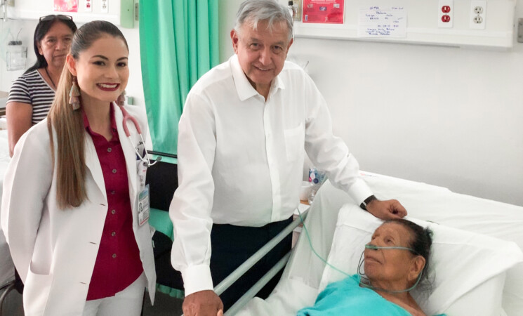 Presidente visita a paciente del Hospital Rural Vicente Guerrero en Durango