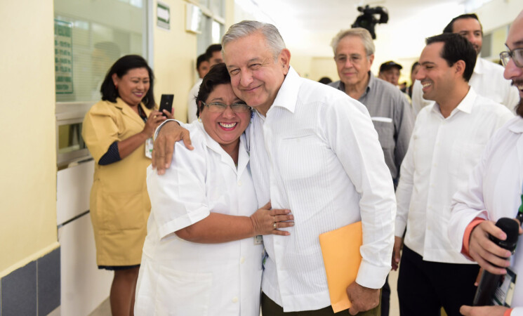 Presidente visita hospital rural en Izamal, Yucatán; presenta avances de programas de bienestar