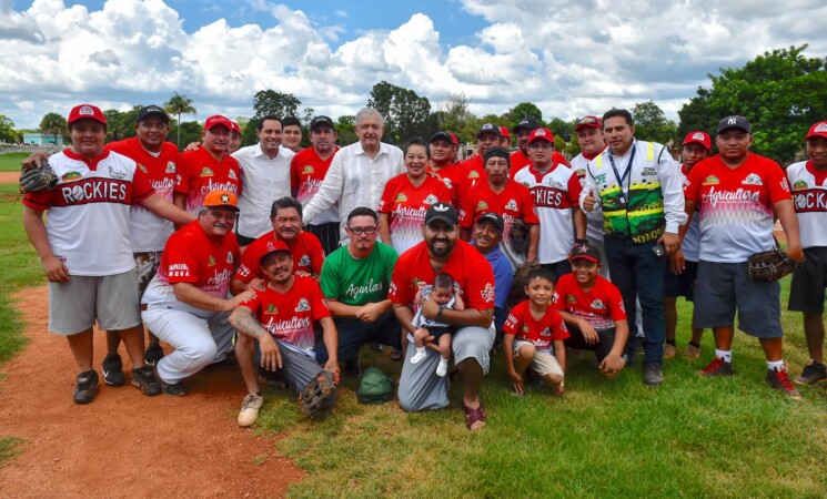 Presidente juega softball con yucatecos