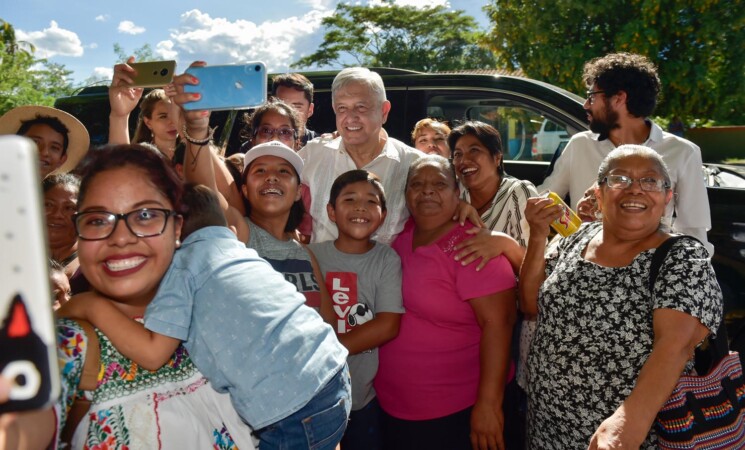 Presidente se compromete a rescatar centros coordinadores indígenas e impulsar bandas de música de Oaxaca