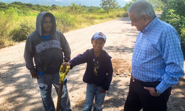 Presidente llama a autoridades estatales y municipales a rehabilitar caminos