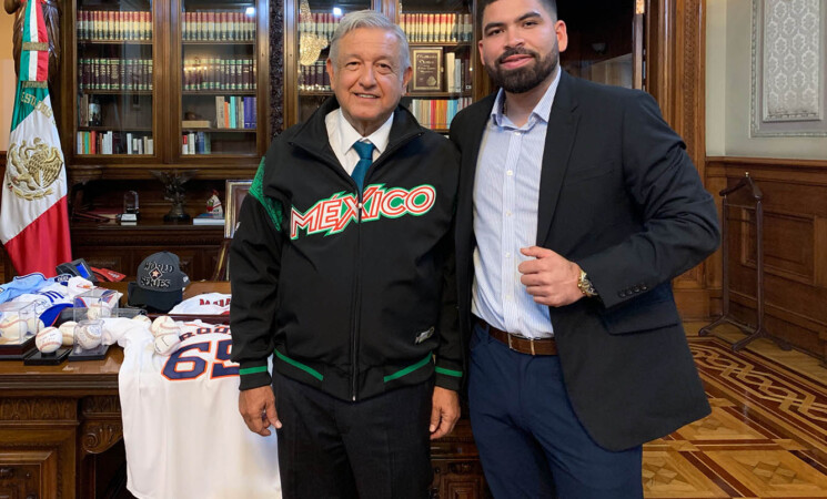 Presidente recibe a pitcher de Astros en Palacio Nacional