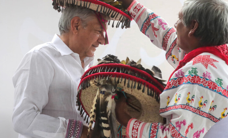 Presidente reconoce a pueblos indígenas como verdaderos dueños de México; anuncia mejoras en caminos de Nayarit