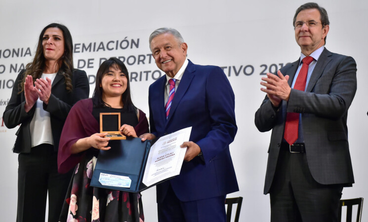 Presidente reconoce a deportistas y se compromete a seguir apoyándolos