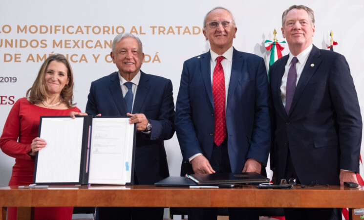 Firman modificaciones al T-MEC en Palacio Nacional; generará crecimiento y bienestar en las tres naciones, asegura presidente