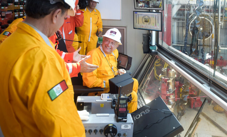 Presidente AMLO visita campo petrolero Xikin en Tabasco