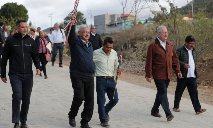 Presidente reconoce a mujeres y hombres constructores del camino rural San Andrés Nuxiño