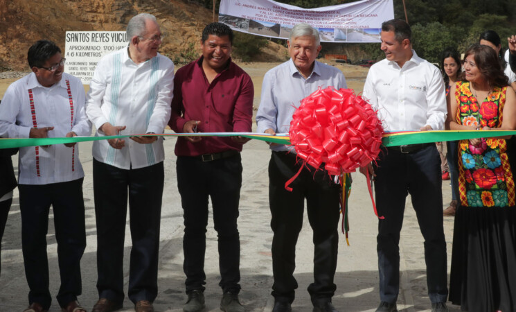 Presidente destaca participación del pueblo en construcción de camino de Santos Reyes Yucuná, Oaxaca