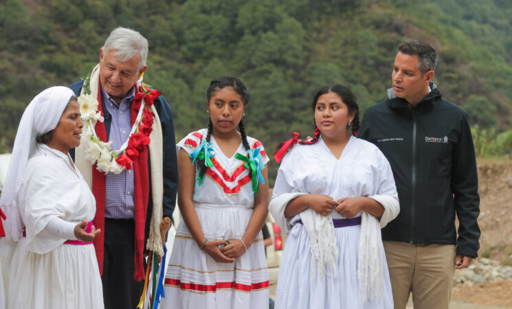 Presidente concluye gira de inauguración de caminos de mano de obra local en Oaxaca