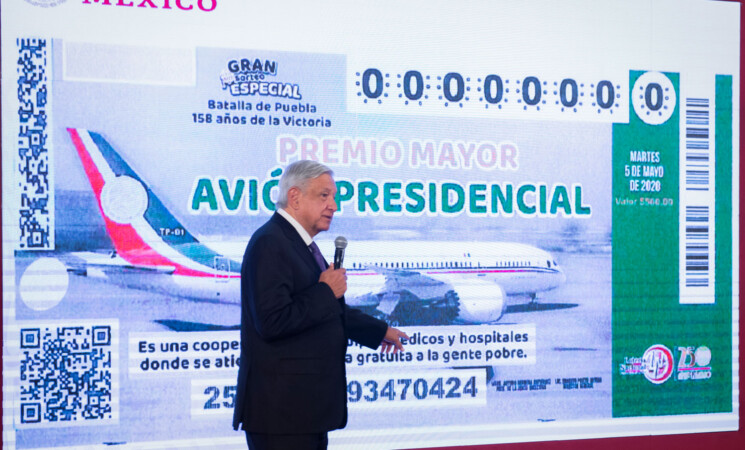 Presidente muestra diseño del boleto para el sorteo del avión presidencial