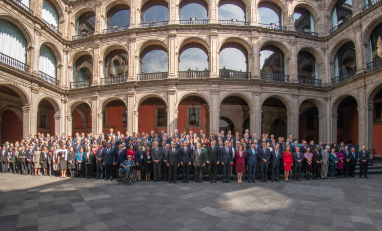 Presidente instruye a cónsules y embajadores alinearse a principios constitucionales