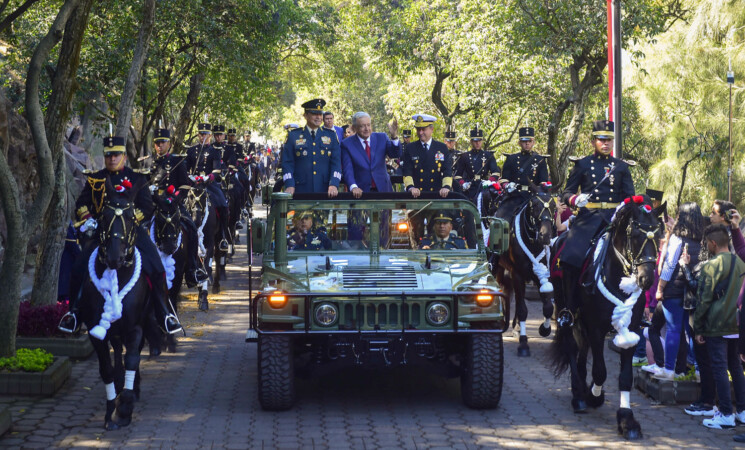 Presidente encabeza 107 Aniversario de la Marcha de la Lealtad en el Castillo de Chapultepec