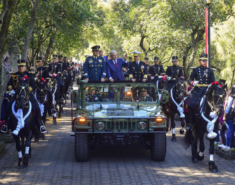 Presidente encabeza 107 Aniversario de la Marcha de la Lealtad en el Castillo de Chapultepec