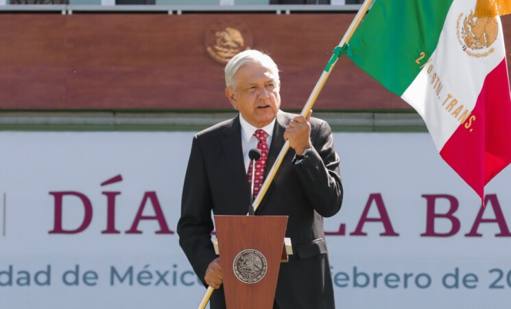 Presidente conmemora Día de la Bandera; llama a recordar la historia y reafirmar patriotismo