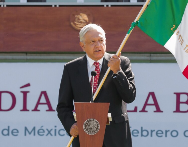 Presidente conmemora Día de la Bandera; llama a recordar la historia y reafirmar patriotismo