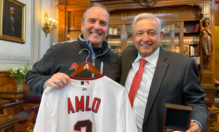 Presidente recibe a director de los Diamondbacks de Arizona, en Palacio Nacional