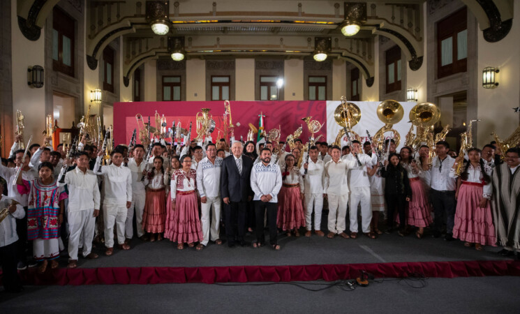 Presidente cumple entrega de instrumentos a bandas de música de Oaxaca