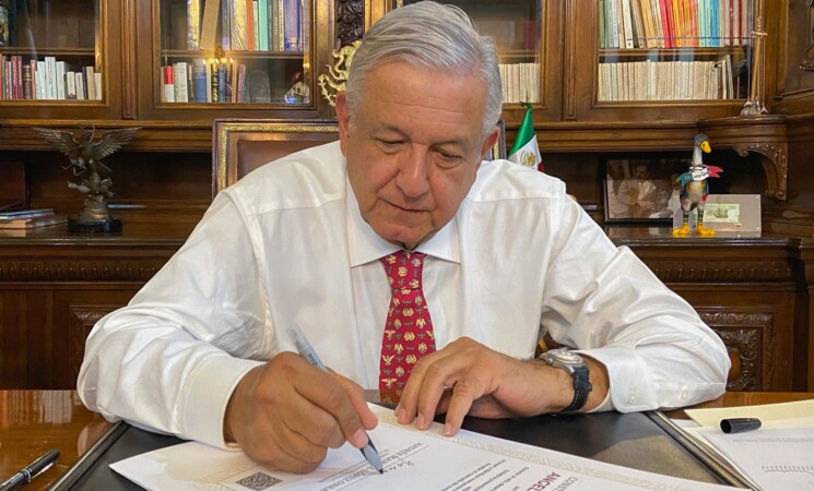 Presidente firma certificados de Jóvenes Construyendo el Futuro