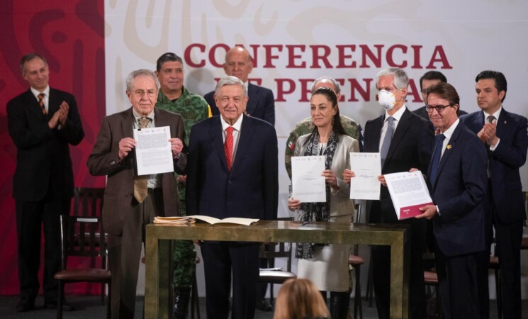 Presidente atestigua firma de convenio con Fundación Teletón