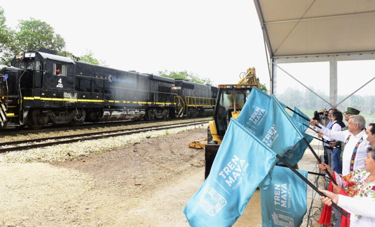 Presidente da banderazo al tramo 3 Calkiní - Izamal del Tren Maya; traerá bienestar a la región y no afectará al ambiente, afirma