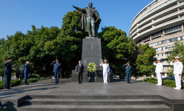 Presidente rinde homenaje a Abraham Lincoln y Benito Juárez en Washington