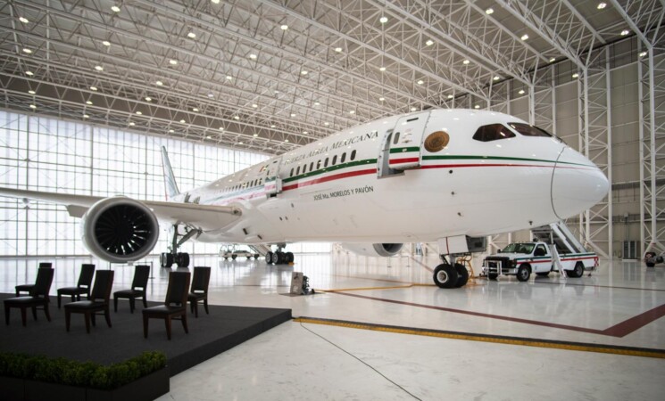 Conferencia frente al avión presidencial muestra lujos de gobiernos neoliberales: presidente; avanza venta de aeronave y de boletos de la Lotería