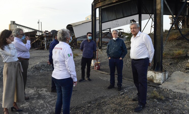 Presidente firma compromiso para reparar daño a familias de mineros de Pasta de Conchos