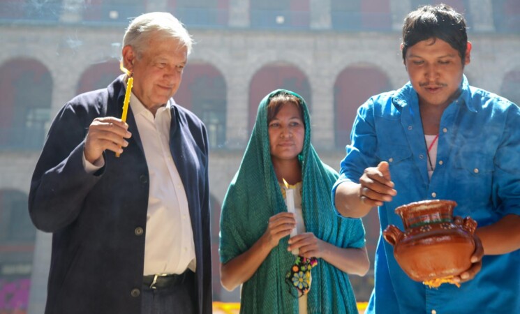 Presidente rinde homenaje a víctimas de la pandemia de COVID-19 con ofrendas de pueblos originarios en Palacio Nacional